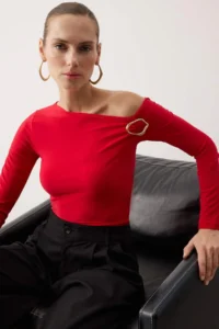 TRENDYOLMİLLA Rejection Fitted Accessory Detailed Asymmetric Collar Flexible Knitting Blouse