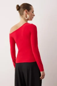 TRENDYOLMİLLA Rejection Fitted Accessory Detailed Asymmetric Collar Flexible Knitting Blouse - Image 4