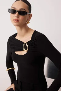 TRENDYOLMİLLA Body-fitting Flexible Knitting Blouse with Black Accessory and Cut Out Detail