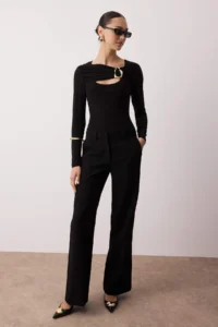 TRENDYOLMİLLA Body-fitting Flexible Knitting Blouse with Black Accessory and Cut Out Detail - Image 2