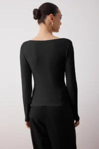 TRENDYOLMİLLA Black Fitted Asymmetric Collar Detailed Soft Fabric Flexible Knitting Blouse - Image 4