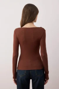 TRENDYOLMİLLA Brown Fitted Asymmetric Collar Detailed Soft Fabric Knitting Blouse - Image 4