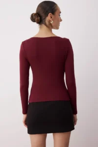 TRENDYOLMİLLA Burgundy Fitted Asymmetric Collar Detailed Soft Fabric Flexible Knitting Blouse - Image 4