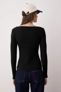 TRENDYOLMİLLA Black buttoned Crew Neck Fitted Ribbed Flexible Knitting Blouse - Image 4