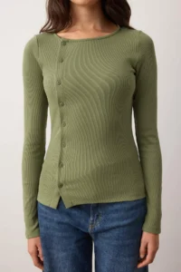TRENDYOLMİLLA Khaki buttoned Crew Neck Fitted Ribbed Flexible Knitting Blouse - Image 3
