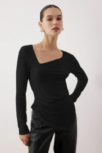 TRENDYOLMİLLA Black Asymmetric Collar Detailed Flexible Knitting Blouse