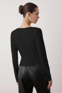TRENDYOLMİLLA Black Asymmetric Collar Detailed Flexible Knitting Blouse - Image 4