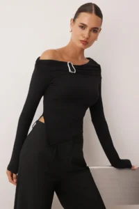 TRENDYOLMİLLA Black Asymmetric Yaka Accessory Detailed Fitted Open Omuzlu Knitting Blouse - Image 2
