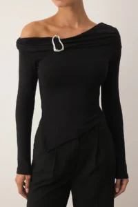 TRENDYOLMİLLA Black Asymmetric Yaka Accessory Detailed Fitted Open Omuzlu Knitting Blouse - Image 3