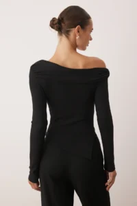 TRENDYOLMİLLA Black Asymmetric Yaka Accessory Detailed Fitted Open Omuzlu Knitting Blouse - Image 4