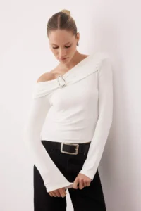 TRENDYOLMİLLA Ecru Asymmetric Yaka Accessory Detailed Fitted Open Omuzlu Knitting Blouse