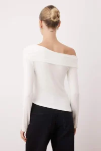 TRENDYOLMİLLA Ecru Asymmetric Yaka Accessory Detailed Fitted Open Omuzlu Knitting Blouse - Image 4