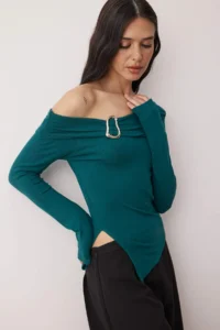 TRENDYOLMİLLA Emerald Green Asymmetric Collar Accessory Detailed Fitted Open Shoulder Knitting Blouse - Image 2