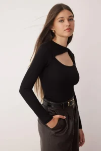 TRENDYOLMİLLA Black Cut Out Detailed, Fitted Soft Touch Flexible Knitting Blouse - Image 2