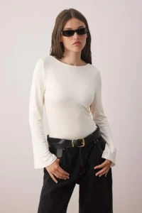 TRENDYOLMİLLA Ecru Fitted Boat Neck Soft fabric Long Sleeve Flexible Knitting Blouse