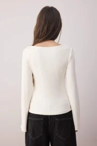 TRENDYOLMİLLA Ecru Fitted Boat Neck Soft fabric Long Sleeve Flexible Knitting Blouse - Image 4