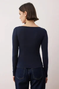 TRENDYOLMİLLA Navy Blue Fitted/Cut Out Detailed Long Sleeve Flexible Knitting Blouse - Image 4