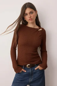 TRENDYOLMİLLA Brown Fitted Accessory Detailed textured Long Sleeve Flexible Knitting Blouse
