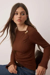 TRENDYOLMİLLA Brown Fitted Accessory Detailed textured Long Sleeve Flexible Knitting Blouse - Image 2
