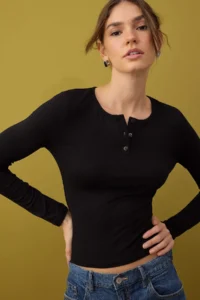 TRENDYOLMİLLA Black Fitted Crew Neck buttoned Knitting Blouse - Image 2