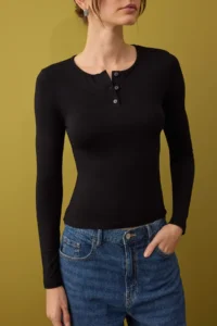 TRENDYOLMİLLA Black Fitted Crew Neck buttoned Knitting Blouse - Image 3