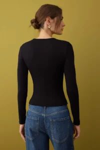 TRENDYOLMİLLA Black Fitted Crew Neck buttoned Knitting Blouse - Image 4