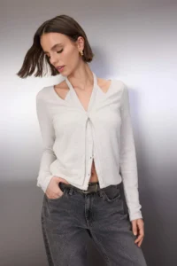 TRENDYOLMİLLA Ecru Double Look buttoned V-neck Regular Pattern Flexible Knitting Blouse