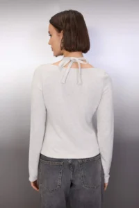 TRENDYOLMİLLA Ecru Double Look buttoned V-neck Regular Pattern Flexible Knitting Blouse - Image 4