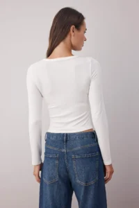 TRENDYOLMİLLA Ecru Front Full snaps Fitted/Body-Sitting Knitting Blouse - Image 4