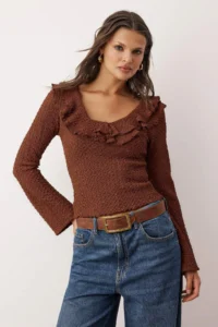 TRENDYOLMİLLA Brown textured Fitted Ruffle Detailed Flexible Knitting Blouse - Image 2