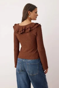 TRENDYOLMİLLA Brown textured Fitted Ruffle Detailed Flexible Knitting Blouse - Image 4