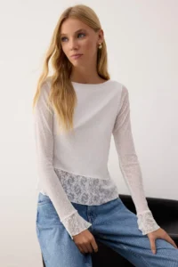 TRENDYOLMİLLA Ecru Foam Lace Detailed Boat Neck Flexible Knitting Blouse