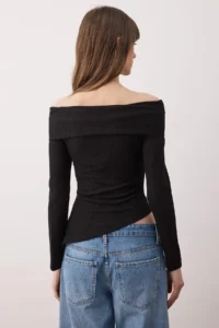 TRENDYOLMİLLA Black Carmen Collar Asymmetric Fitted Knitting Blouse - Image 4