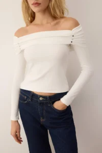 TRENDYOLMİLLA Ecru Accessory Detailed Carmen Collar Fitted/Body-Sitting Knitting Blouse - Image 3