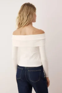 TRENDYOLMİLLA Ecru Accessory Detailed Carmen Collar Fitted/Body-Sitting Knitting Blouse - Image 4