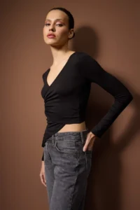 TRENDYOLMİLLA Black Accessory Detailed Asymmetric Fitted Knitting Blouse - Image 2