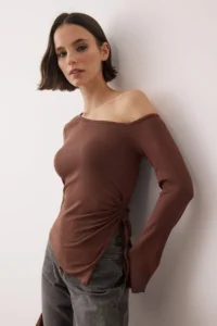 TRENDYOLMİLLA Brown Open Shouldered Asymmetric Fitted/Vüdua Otuan Spanish Arm Knitting Blouse