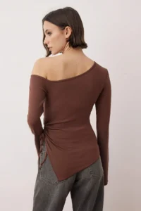 TRENDYOLMİLLA Brown Open Shouldered Asymmetric Fitted/Vüdua Otuan Spanish Arm Knitting Blouse - Image 4