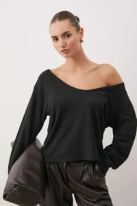 TRENDYOLMİLLA Black Open Shoulder relaxed/Rahat Pattern Loose Knitting Blouse