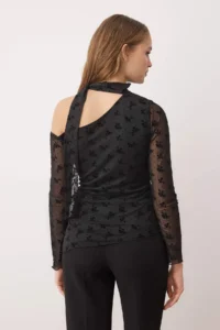 TRENDYOLMİLLA Black Floral Fitted Asymmetric Collar Long Sleeve Belted Tulle Knitting Blouse - Image 4