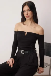 TRENDYOLMİLLA Black Fitted Accessory Detailed Flexible Knitting Blouse - Image 2