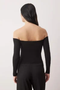 TRENDYOLMİLLA Black Fitted Accessory Detailed Flexible Knitting Blouse - Image 4