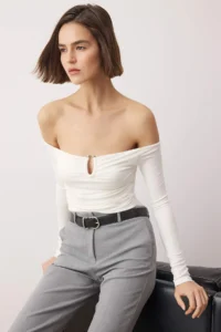 TRENDYOLMİLLA Ecru Fitted Accessory Detailed Flexible Knitting Blouse