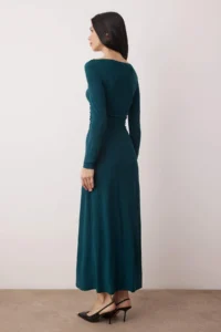 TRENDYOLMİLLA Emerald Green Plain Ruffle Detailed Asymmetric Skirt Boat Neck Flexible Midi Knitting Dress - Image 4