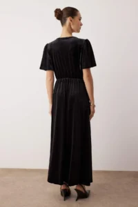 TRENDYOLMİLLA Black Velvet Double breasted V-neck Mendil Kol Plain Midi Knitting Dress - Image 4