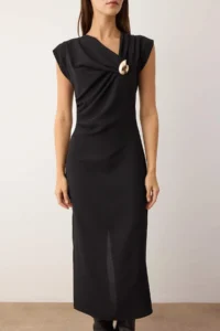 TRENDYOLMİLLA Black Accessory Detailed Midi Weaving her dress - Image 3