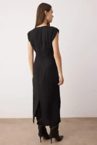 TRENDYOLMİLLA Black Accessory Detailed Midi Weaving her dress - Image 4