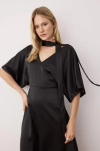 TRENDYOLMİLLA Black Plain with scarf V-neck Midi Weaving Dress - Image 2