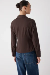 TRENDYOLMİLLA Wardrobe Essentials Dark Brown Hafif Bele Oturan Cotton Weaving Shirt - Image 4