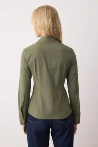 TRENDYOLMİLLA Wardrobe Essentials Khaki Hafif Bele Oturan Cotton Weaving Shirt - Image 4